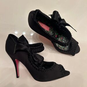 Betsey Johnson Pink Sole Black Satin Calandra Ribbon Peep Toe Heels, Size 8M.